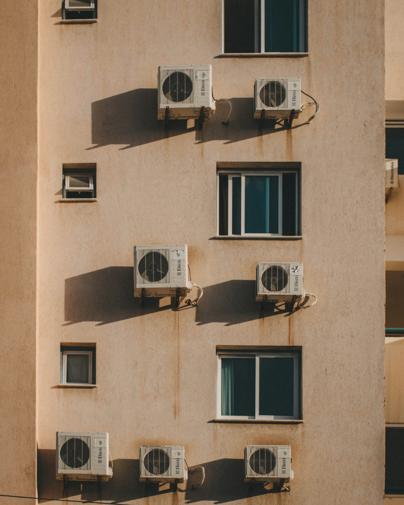 مكيفات خارجية مركبة وجاهزة للبيع